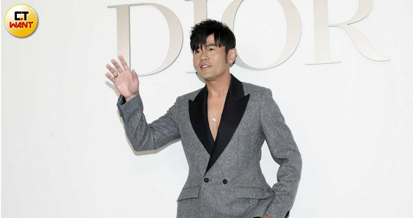 夏男自稱在中國大陸取得金鑰匙認證，因曾服務過而認識周杰倫、達賴喇嘛、泰國總理...等人。（圖／侯世駿攝）&nbsp;