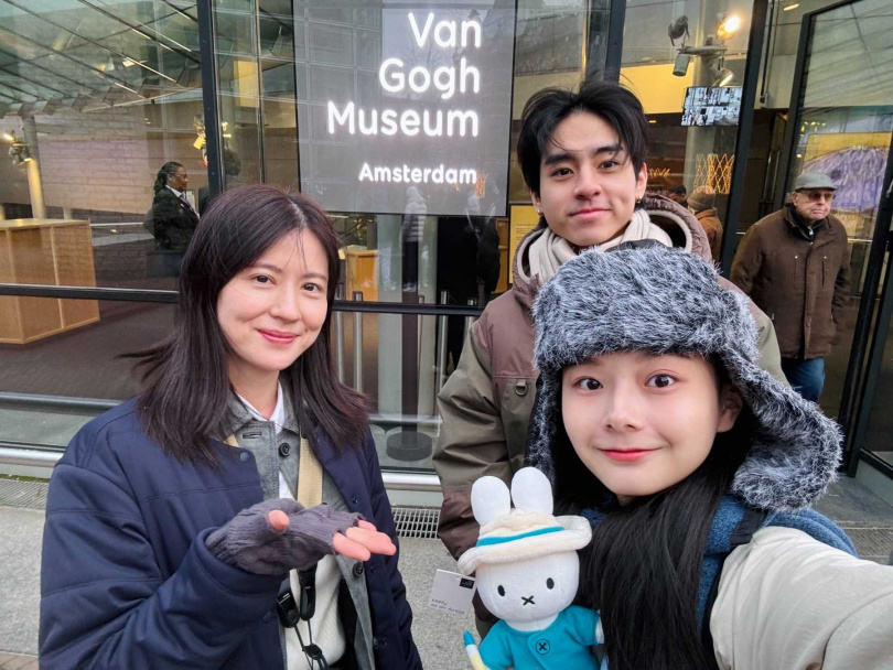 邵奕玫拿著梵谷米菲兔戰利品和林予晞、劉敬自拍。（圖／本萃電影提供）