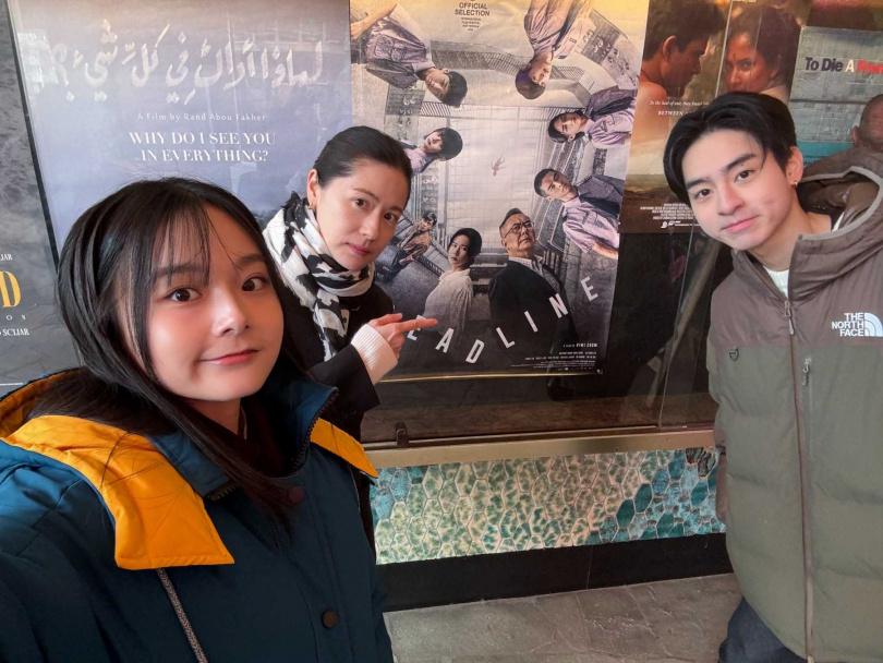 邵奕玫（左起）、林予晞、劉敬與《自殺通告》國際版海報合影。（圖／本萃電影提供）