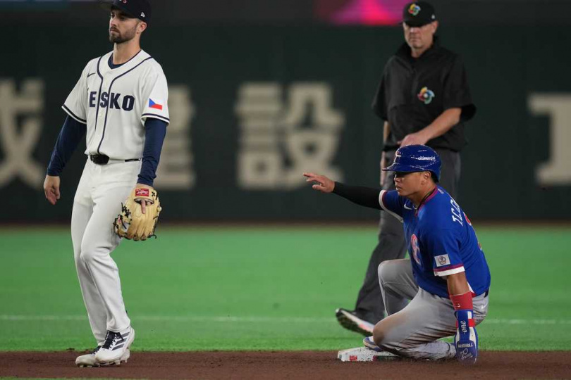 鄭宗哲首局突襲短打上壘，帶動中華隊開局攻勢。（圖／達志／美聯社）