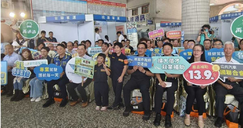 各地駕駛長缺員已是老問題，圖為交通部公路局2024年邀請中部市區客運業者聯合設攤招募駕駛長狀況。（圖／報系資料照）