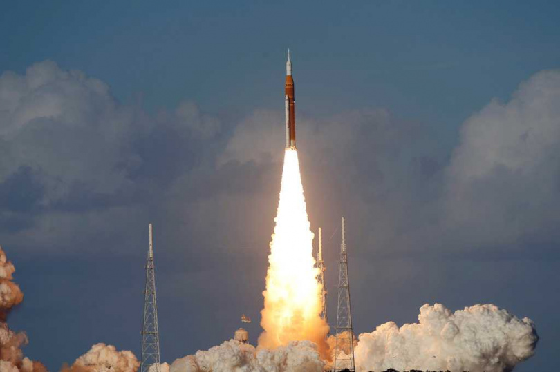 美國國家航空暨太空總署（NASA）「阿提米絲2號」（Artemis II）登月計畫的1枚火箭於美東時間4月1日發射升空。（圖／達志／美聯社）