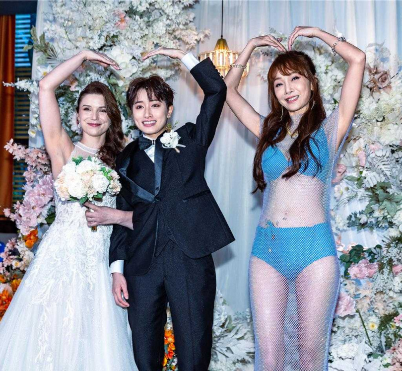 胡文英先前出席女兒鄭靚歆婚禮時，以一襲透明薄紗禮服亮相，大方展現身材曲線。（圖／報系資料照）