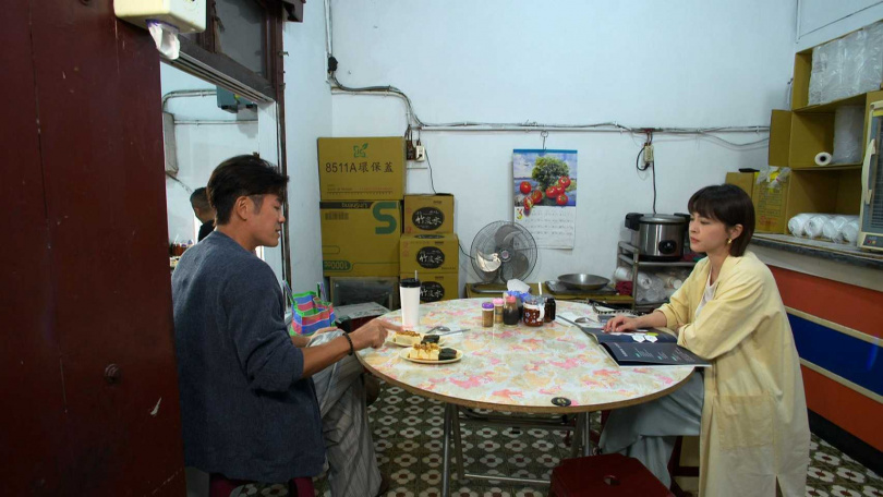 蘇晏霈被辣椒辣到嘴唇腫起來，讓對戲的陳志強都傻眼。（圖／民視）