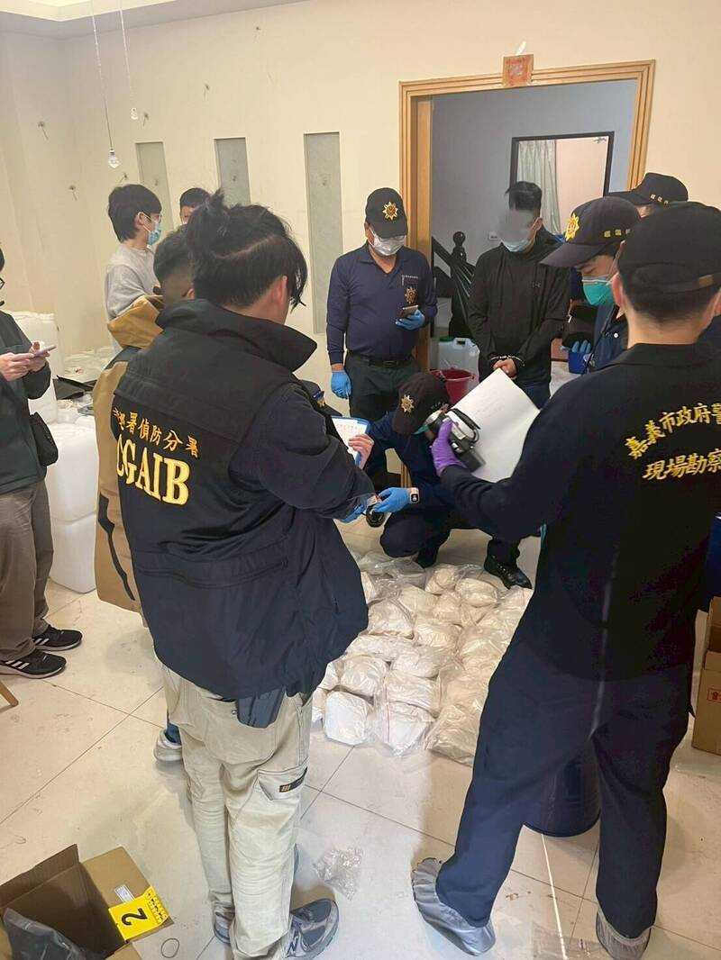 彰化查緝隊在嘉義市一處透天民宅查獲製毒工廠,赫然發現有非管制化學物品「依託咪酯酸」,可轉化製為二級毒品喪屍菸彈。(圖/彰化查緝隊提供)