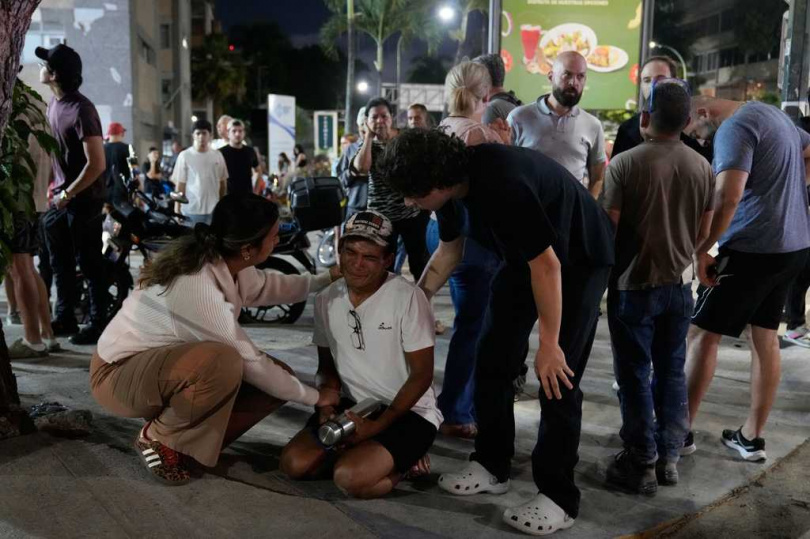 強震來襲，委內瑞拉民眾驚慌逃出。（圖／達志／美聯社）