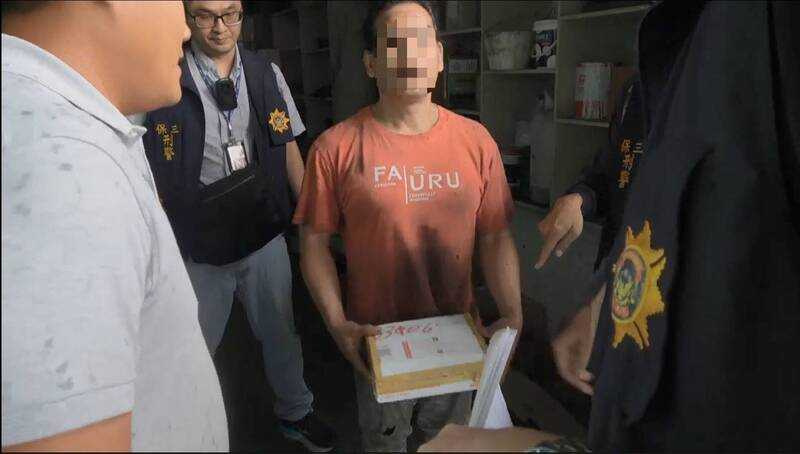 關務署與保三總隊查獲郵包藏毒，等德姓泰籍移工前來領取包裹時，當場逮捕。（圖／警方提供）