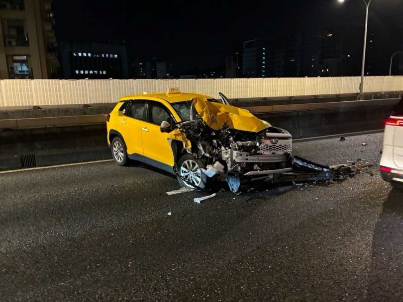 計程車車頭嚴重毀損，可見撞擊力道之大。（圖／警方提供）