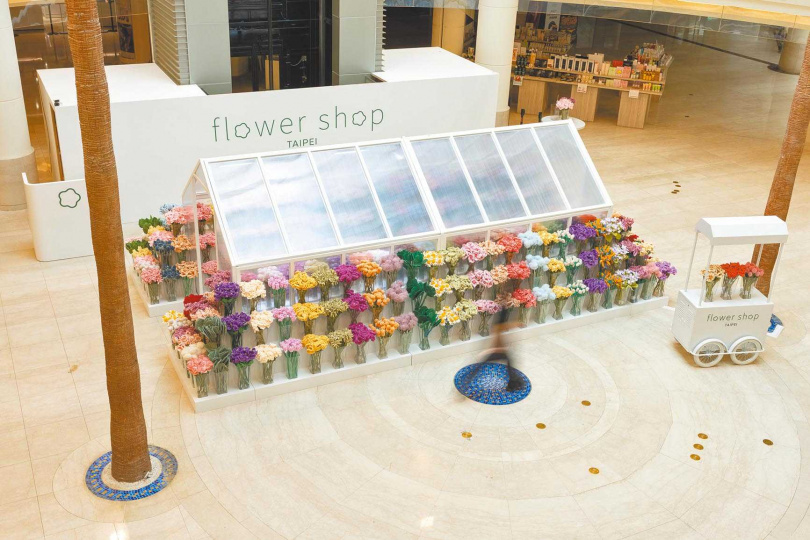 微風表示,年輕人並非不願意花費,目前正在本館快閃的「Flower Shop TAIPEI」絨毛花每朵399元,很多人一次購買10朵。(圖/喜悅國際提供)