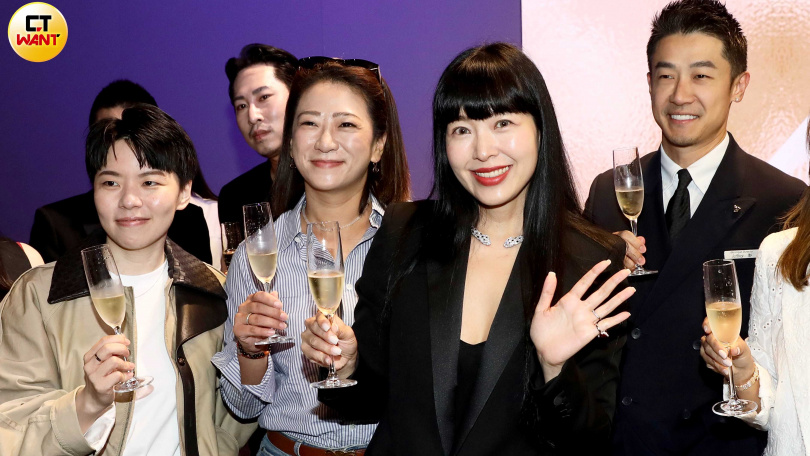 微風集團策略長廖曉喬配戴著老公送的價值百萬Cartier美洲豹項鍊出席微風25週年記者會與精品品牌業者同歡。(圖/侯世駿攝)