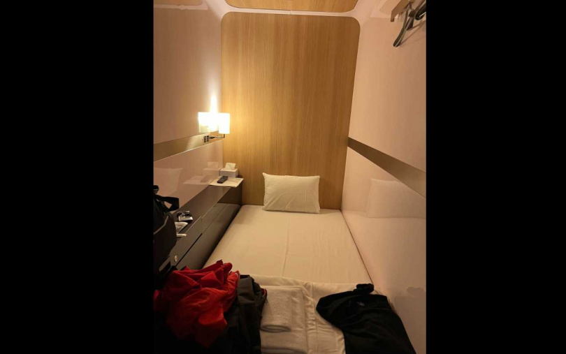 羅智強開箱在除夕夜凌晨所住的旅館。（圖/翻攝羅智強臉書）