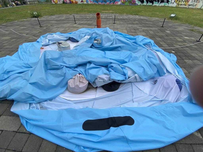 在台中驛舉辦的「咖波十週年巡迴最後站」大咖波氣偶被破壞，慘被消風變成一攤塑膠布。（圖／民眾提供）