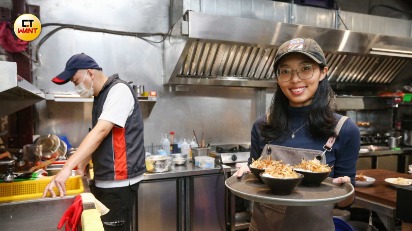 「浪金山」在磺港接手歇業漁村，結合當地食材的創新料理深得遊客好評。（圖／趙世勳攝）