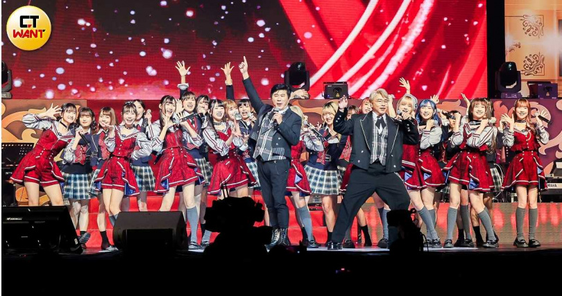 胡瓜、歐漢聲和AKB48 Team TP26位成員勁舞熱唱。(圖/林士傑攝)