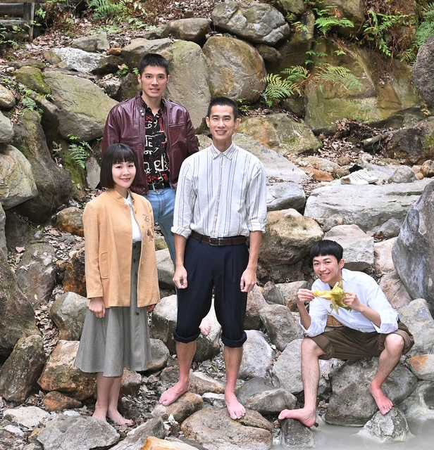 左起何宜珊、王盈凱、盧彥澤、陳玹宇頂著低溫到山中拍攝外景。（圖／台視提供）