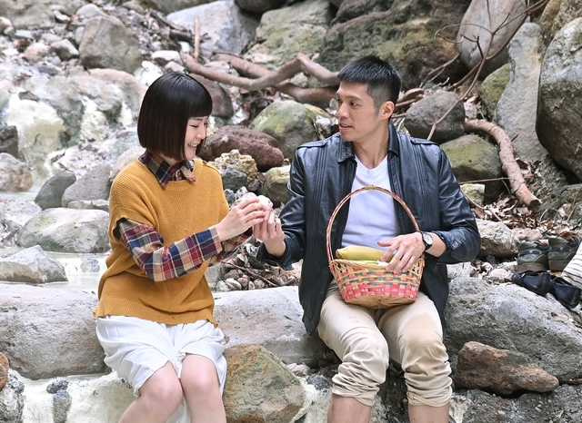 何宜珊（左）和王盈凱（右）泡溫泉加享用美食，笑稱像郊遊。（圖／台視提供）