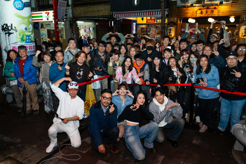 大批粉絲冒雨前來支持。（圖／華映娛樂提供）