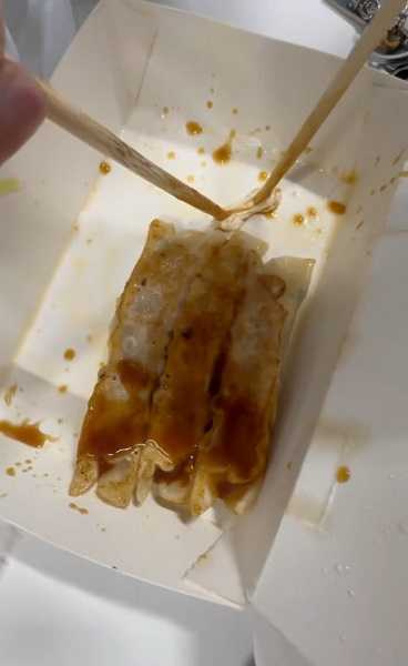 員工辯稱是煮熟的豬肉，工作人員則說是雞肉。（圖／原PO授權提供）