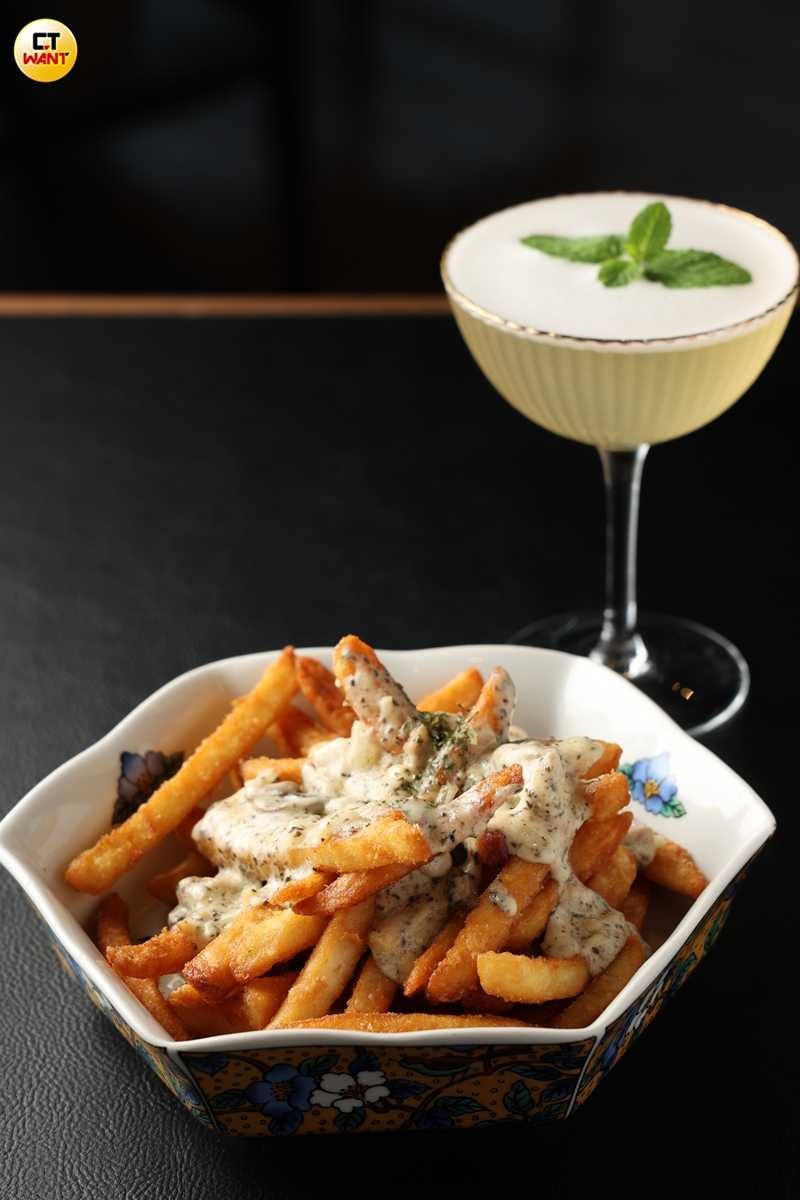 「松露薯條」（前，260元）鹹香涮嘴，打水灣限定調酒「柚花町茶」帶有優雅茶香卻不失酒感。（350元，圖／林士傑攝）