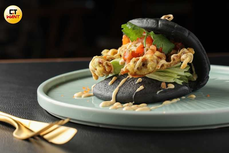 「軟殼蟹刈包」把大家熟悉的小吃刈包再變化，軟殼蟹的酥脆口感與調味吃來竟有點讓人聯想到多力多滋。（260元，圖／林士傑攝）