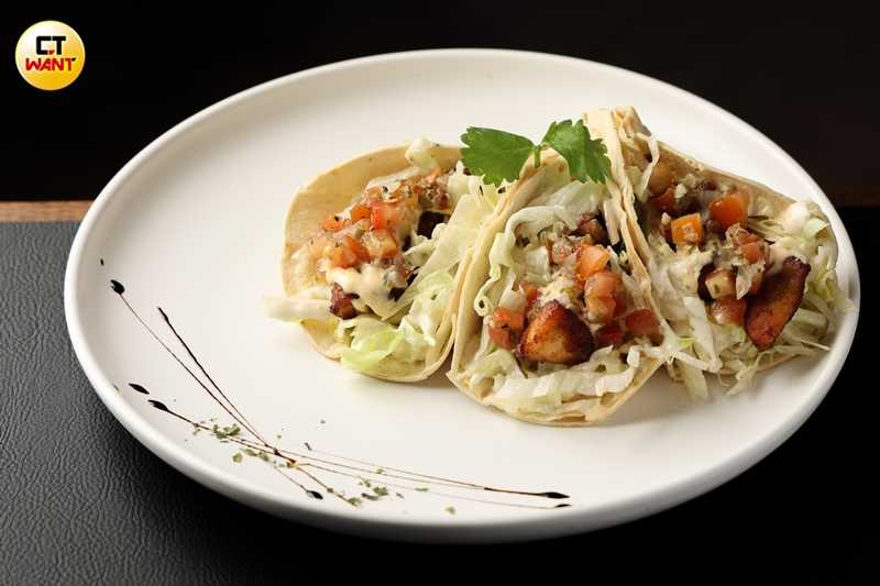 「打水灣鯛魚塔可」將台灣鯛魚香煎後，與新鮮美生菜、塔塔醬、辣味美乃滋一同以墨西哥餅皮包覆，辣度不容小覷。（280元，圖／林士傑攝）