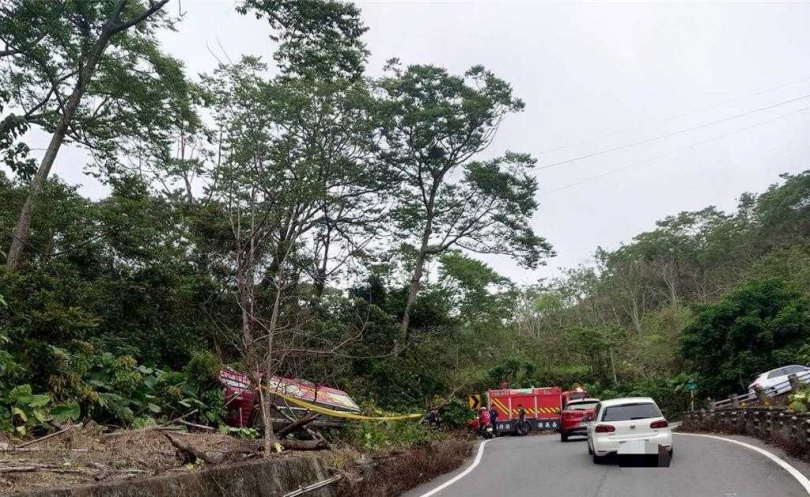 嘉義縣嘉縣消防車上山救援火燒車,過彎翻車在邊坡上,消防員自行脫困。(圖/中埔分局提供)