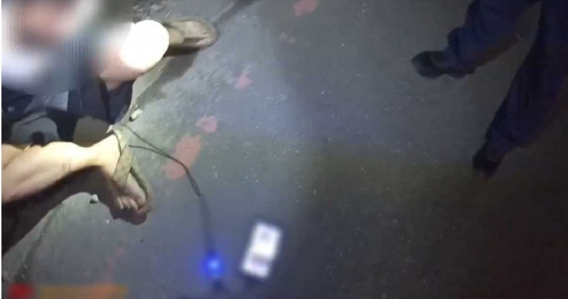 徐男是毒品通緝犯，23日再次持毒上路，被員警逮捕。（圖／翻攝畫面）