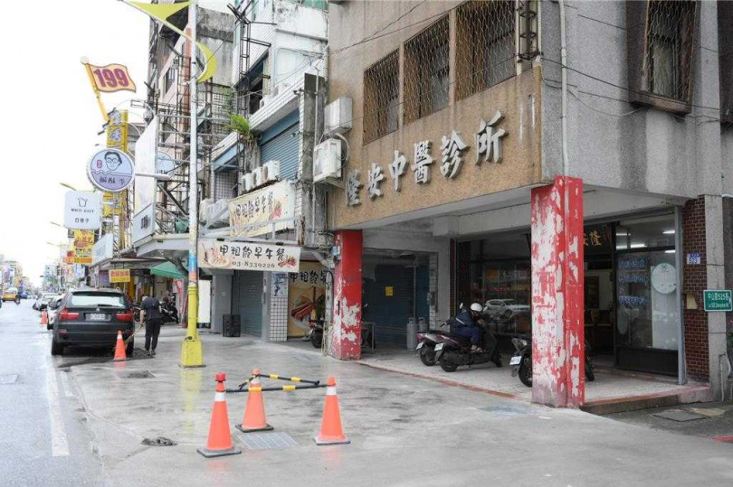 花蓮高商周邊人行道改善工程近期有民眾反映，頻繁有車輛違規停放於未施工完畢的人行道上。（花蓮市公所提供／王志偉花蓮傳真）