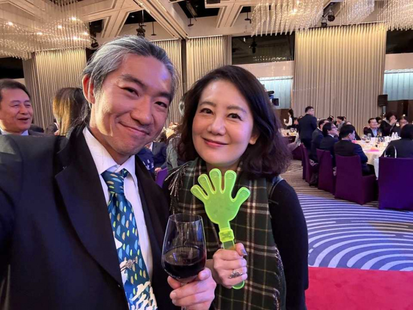 史書華愛找名人拍照、裝熟，藉以誇示自己人脈豐沛，一名民進黨人士提醒黨內同志看清其手法，避免日後被譏評物以類聚。圖為史書華與立委吳思瑤合照。（圖／翻攝自盾牌牙醫史書華臉書）