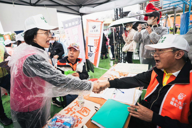 板橋罷免立委葉元之的連署書在4月底仍距最低門檻約5千份，民進黨立委蘇巧慧與議員戴瑋姍等人連日為罷免連署催票，為落後的進度「補血」。（圖／翻攝自蘇巧慧臉書）