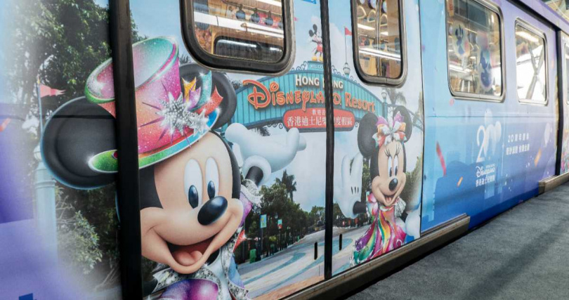 「香港迪士尼樂園呈獻  20周年奇妙派對 等你來開趴！」活動照_淡水信義線主題彩繪列車（圖／香港迪士尼提供）。