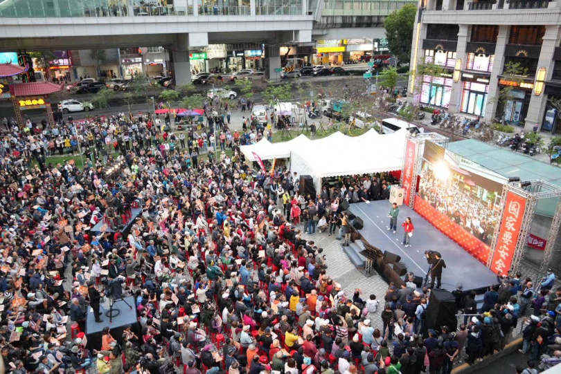 藍營人士分析，只要國民黨黨權更迭不會影響全黨團結，民進黨發動的大罷免可能朝向政黨對決的方向發展，圖為綠營罷團在台中市舉辦活動，聲勢驚人（圖／翻攝自卓冠廷臉書）