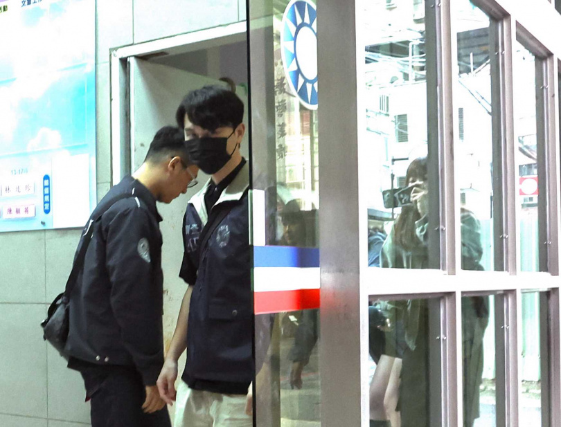 檢調近日搜索國民黨地方黨部，並且羈押多位黨部重要幹部，風聲鶴唳，引發國民黨強烈抗議，外界也議論國民黨是否會有滅黨危機，圖為檢調二次前往國民黨新北市黨部搜索。（圖／報系資料照）