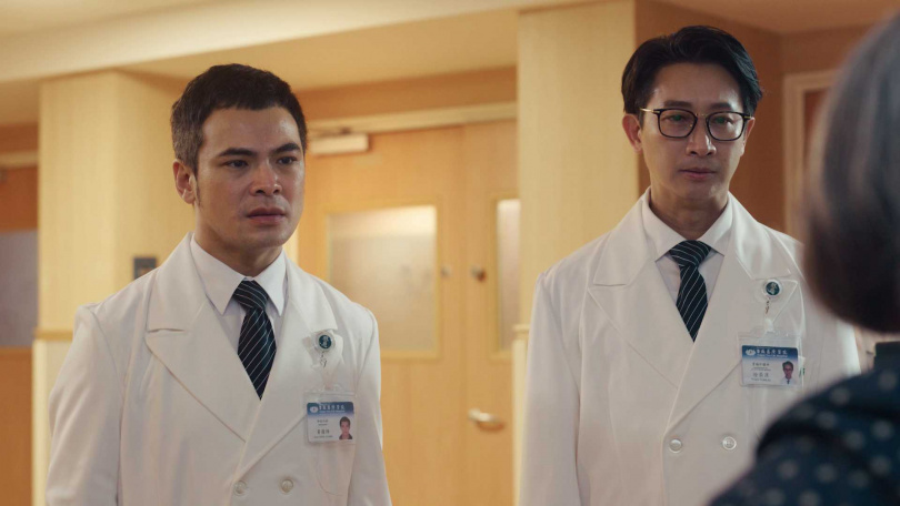 蘇達（左）在劇中飾演黃國烽醫師，邱凱偉（右）飾演徐榮源副院長。（圖／大愛提供）