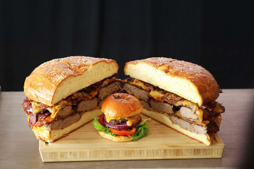 「萬豪巨人堡」是一般漢堡的16倍重量、12倍肉量。（圖／台北萬豪酒店提供）