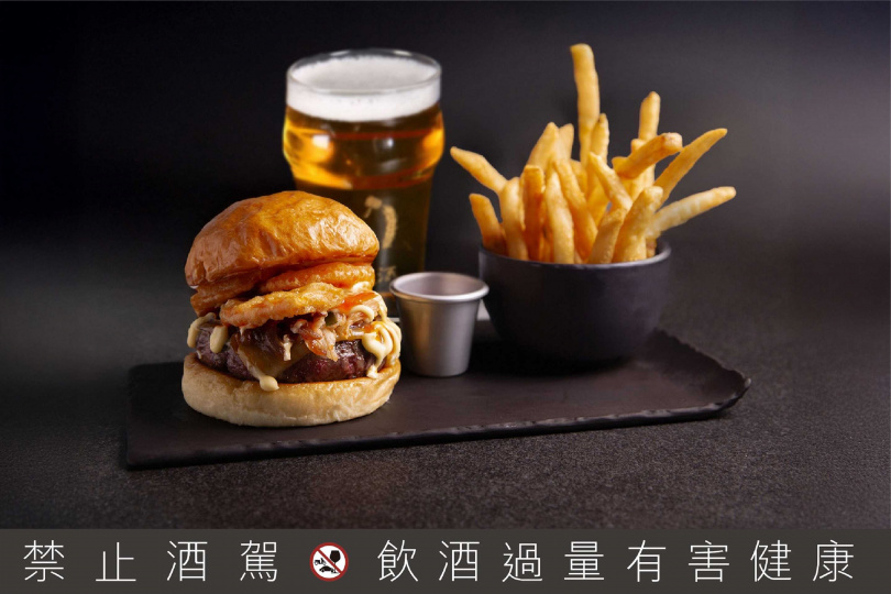 INGE’S Bar & Grill「乾式熟成美國牛肉功夫漢堡套餐」含精選啤酒乙杯，每份990元+10%，凡點用該套餐再享INGE’S精選啤酒續杯半價優惠乙次。（圖／台北萬豪酒店提供）