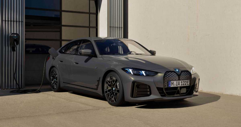 針對此車型「BMW仲夏禮馭」專案：本月交車即享4年不限里程原廠保養，全面升級用車體驗。另提供多元彈性入主選擇，包括月付9,900元起分期、100萬48期低利專案與3年租賃方案，輕鬆實現純電駕馭夢想。針對指定年式車型，更限時加贈1年乙式全險，感受BMW i4融合電能科技與駕馭樂趣的純電魅力（圖／汎德提供）。