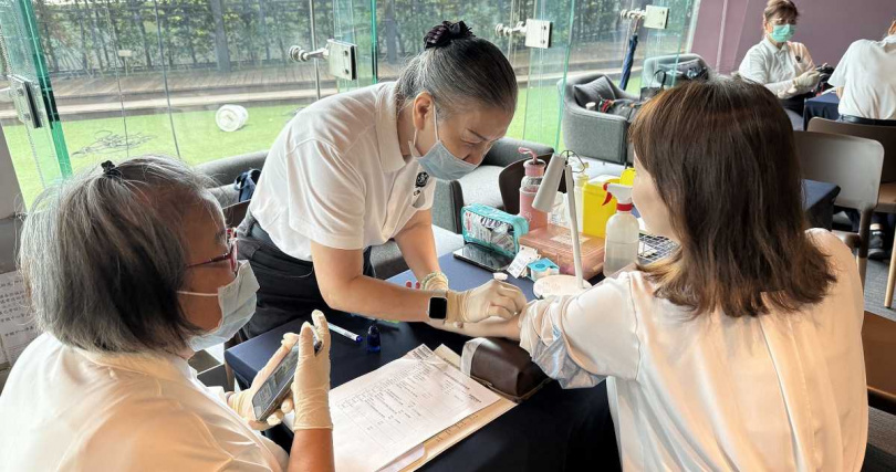 中信金控舉行造血幹細胞捐贈驗血建檔活動，中信金控同仁發揮同事愛，讓血癌病人有更多機會找到相符的造血幹細胞，增加患者骨髓配對機會。（圖／中信金控提供）