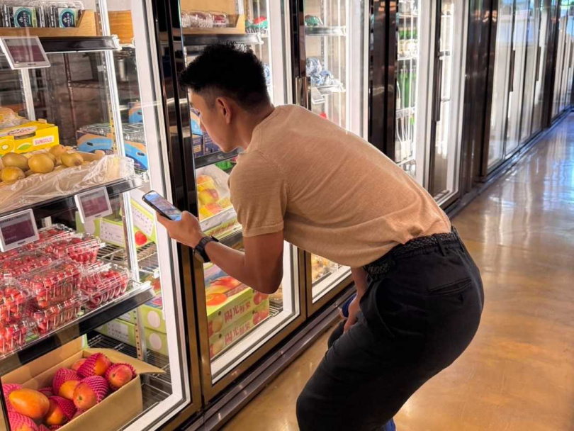 萬洛‧隆甘迦來台宣傳《白衣蒼狗》，隨時拿著手機記錄眼前的一切。（圖／牽猴子提供）