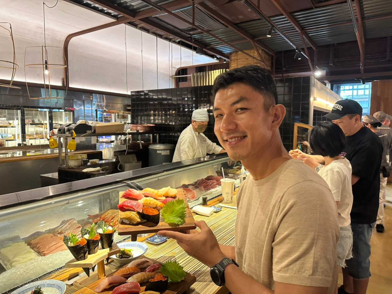 萬洛‧隆甘迦大讚台灣魚市場，漁貨新鮮又便宜，直呼想買回泰國。（圖／牽猴子提供）