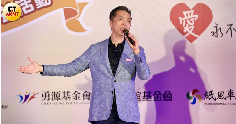 誼遠控股集團董事長陳致遠登台演唱，獻給兒童肝膽疾病防治基金會每一個人。（圖／方萬民攝）