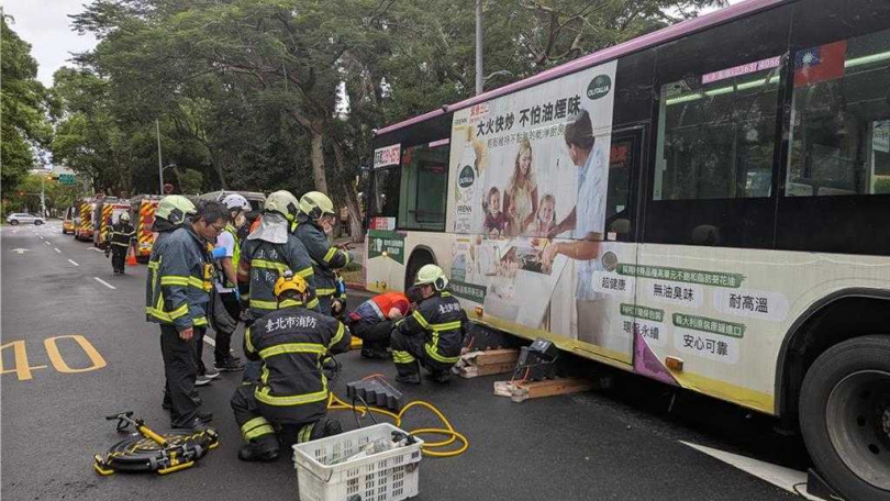 衛生福利部桃園醫院外科主任周佳正19日在台北市中正區羅斯福路及愛國西路口，行經斑馬線過程中遭公車捲入車底不治。北市交通局指出，相關單位預計21日下午2點半至現場會勘改善。（圖／翻攝畫面）