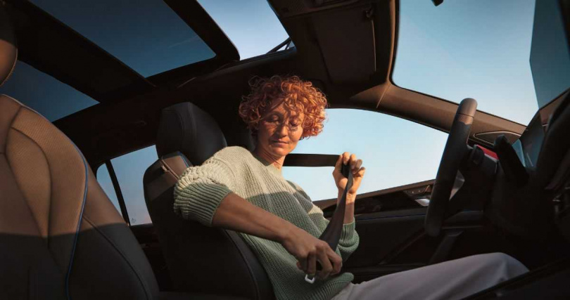 The all-new Tiguan擁ergoActive 雙前座椅含多模式氣動式電動按摩、加熱及通風功能，結合Harman Kardon 環繞音響系統和全景式電動玻璃天窗，每每出行皆享精緻尊榮體驗。（圖／福斯提供）