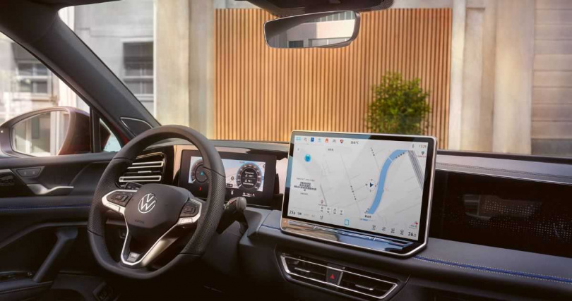 The all-new Tiguan搭載超大尺寸Discover Pro Max 15 吋觸控式多媒體資訊系統（MIB4）支援繁體中文，並且提供台灣市場專屬中文智慧語音助理，搭配多功能絢麗的中央數位控制旋鈕，以頂尖數位化座艙滿足行車各式需求、營造科技時尚的迷人感受。（圖／福斯提供）