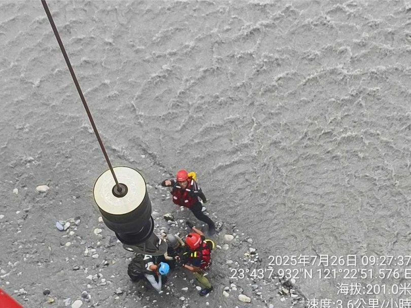 花蓮1行3人昨天前往萬榮鄉摩里沙卡野溪溫泉溯溪卻突遇溪水暴漲受困，今天上午由空勤總隊出動直升機順利救出。（圖／翻攝畫面）