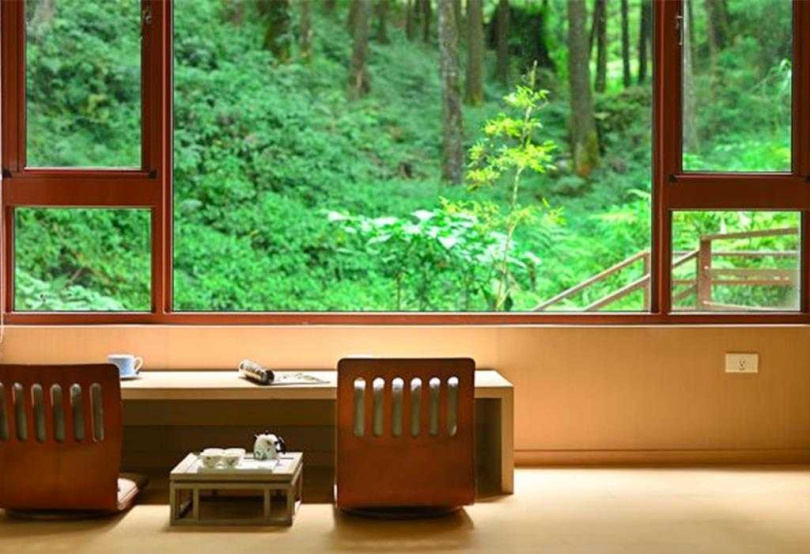 阿里山賓館的和洋式套房，窗前舒服的和室空間讓人或坐或臥，飽覽眼前的阿里山美景。（圖／阿里山賓館提供）
