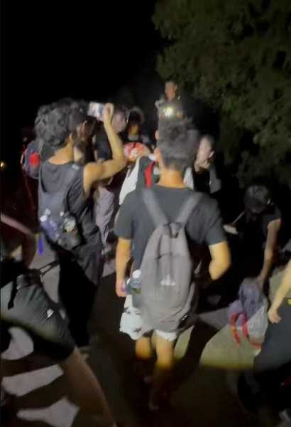 一行人花了4小時完成爬山。（圖／翻攝自紅星新聞）