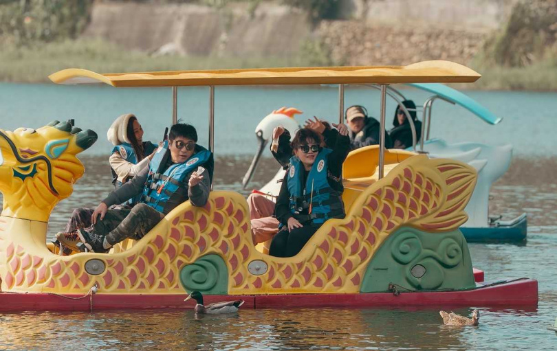 胡瓜難得愜意踩天鵝船餵鴨子，欣賞湖光山色美景。（圖／客家電視台提供）