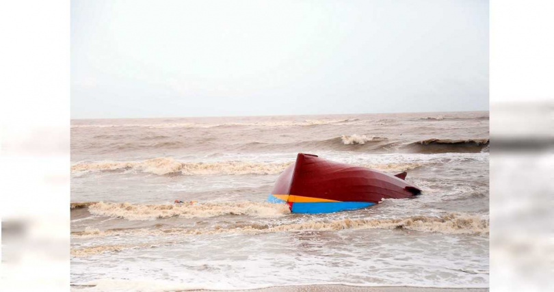 颱風「博羅依」週一襲擊越南中北部沿海，強風豪雨摧毀房屋，並造成淹水、停電等災情。（圖／達志／美聯社）