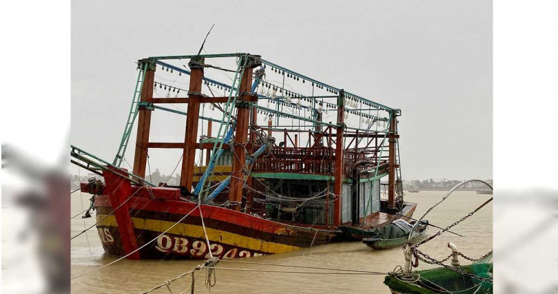 颱風「博羅依」週一襲擊越南中北部沿海，強風豪雨摧毀房屋，並造成淹水、停電等災情。（圖／達志／美聯社）
